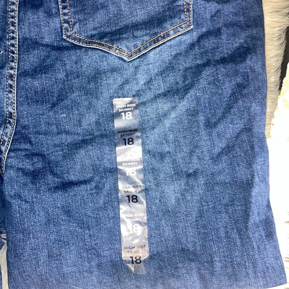 Plus Size High-Rise Skinny Jeans 👖 - Picture 11 of 13